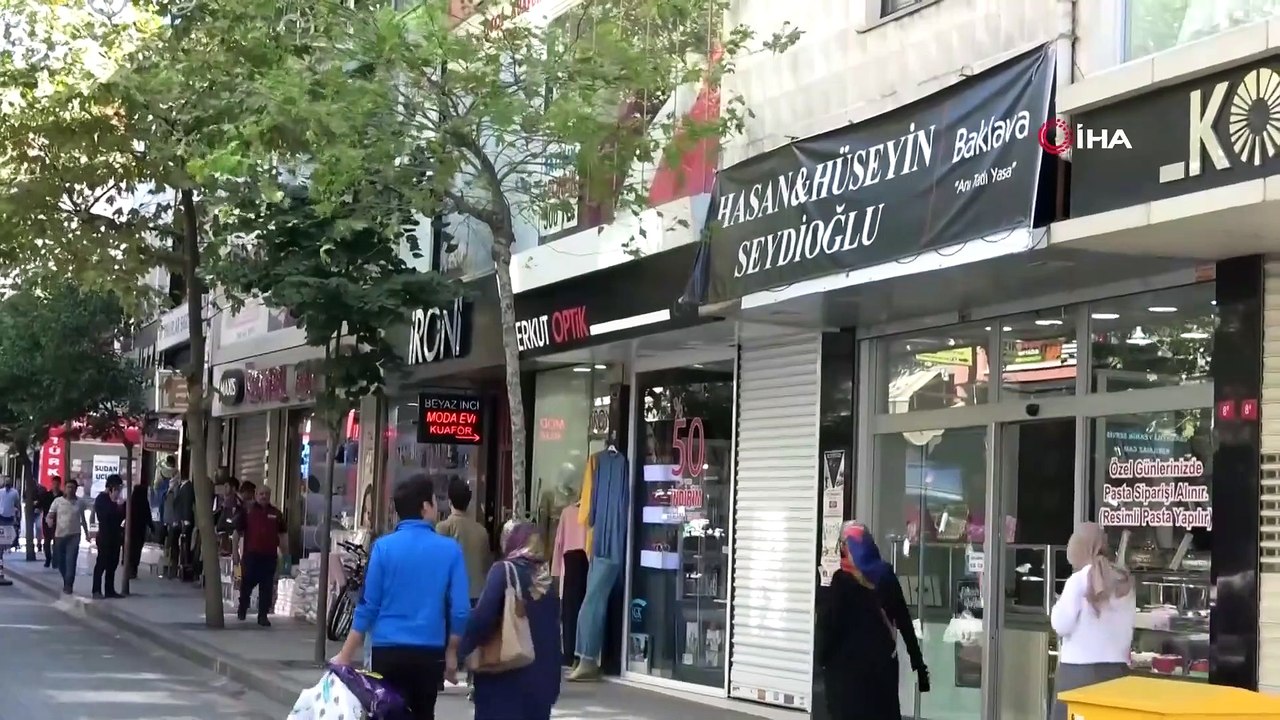 Hamile Kadına Saldıran Şahısların Baklavacı Dükkanı Tabelalarını Değiştirdi