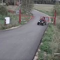 Maman et ses enfants en quad vs Barrière