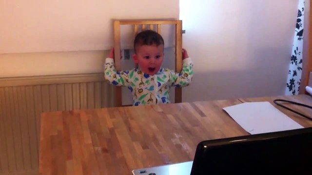 Cet enfant est un grand fan d'opéra! Trop drôle