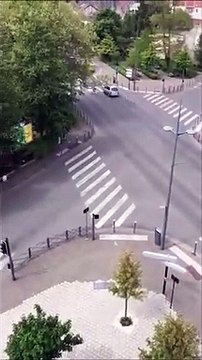 Un policier rate complètement un virage plutot facile...