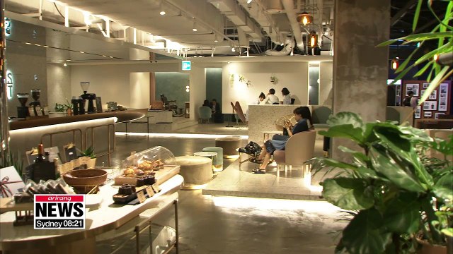 Cafes turn into botanical gardens, art galleries to attract customers