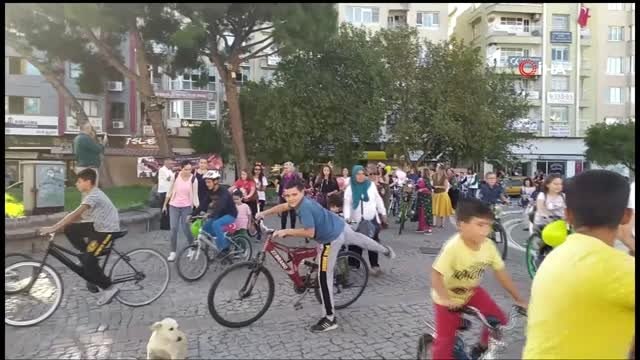 Süslü Kadınlar Bisiklet Turu Bergama'da renkli görüntülere sahne oldu