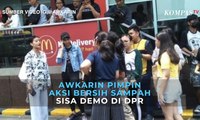 Awkarin Pimpin Aksi Bersih-Bersih Sampah Sisa Demo di DPR
