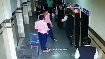 மாணவர்கள் முன்னிலையில் ஆசிரியர் மீது கடுமையாக தாக்குதல்-வீடியோ