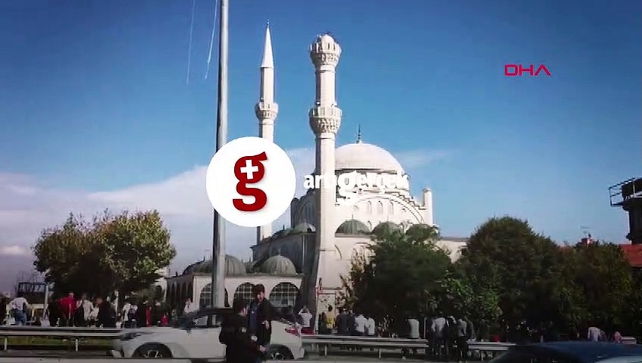 Depremde Avcılar Merkez Camii'nin minaresi yıkıldı