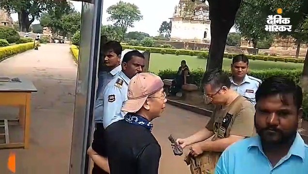 खजुराहो में चीनी पर्यटकों के बैग में बरामद हुई पत्थर की मूर्ति, चोरी का शक