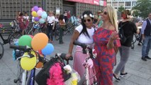 - 'Süslü Kadınlar' Berlin'de pedal çevirdi- Berlin’de “Süslü Kadınlar Bisiklet Turu” düzenlendi
