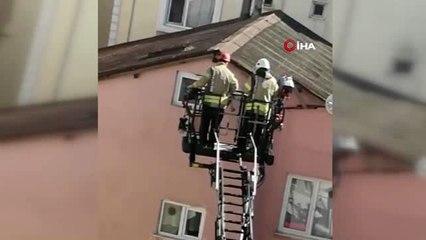 Çatıdaki ipe ayağı takılan martıyı kurtarma operasyonu kamerada