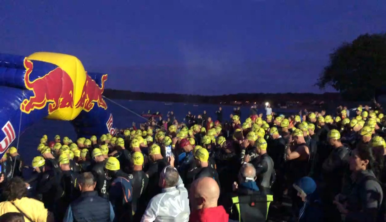 Le départ du triathlon Ironlakes aux Lacs de l'...