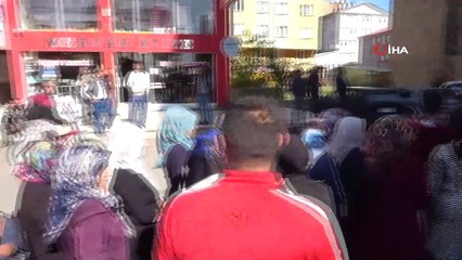 İş arayanların oluşturduğu kuyruk sokağa sığmadı