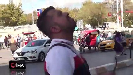 Taksim’de bir binadan kopan parça yoldan geçen turistin üzerine düştü