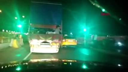 Kamyonetin kasa kapağındaki çocuğun tehlikeli yolculuğu