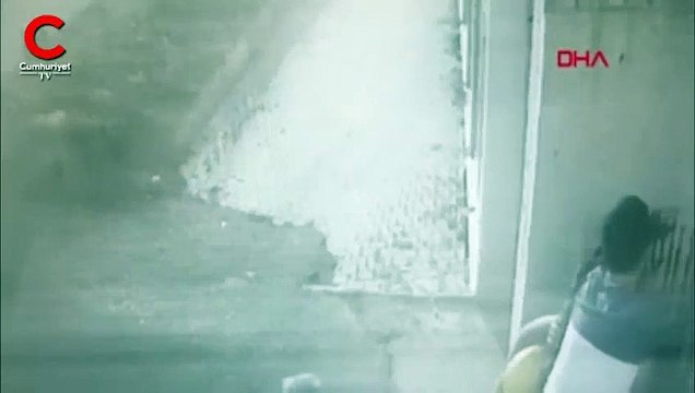 Kapıdan atlarken demir korkuluk koluna saplandı