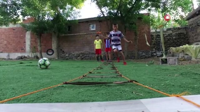 Oğlu için evinin bahçesini halı sahaya çevirdi