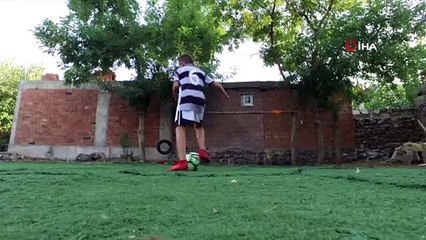 Oğlu için evinin bahçesini halı sahaya çevirdi