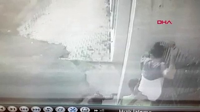 Kapıdan atlarken demir korkuluk koluna saplandı