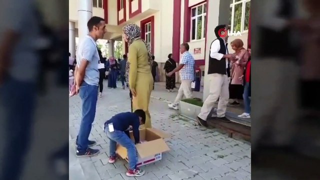 Köy okullarına kütüphane kurup, öğrencilere kırtasiye yardımında bulunuyorlar