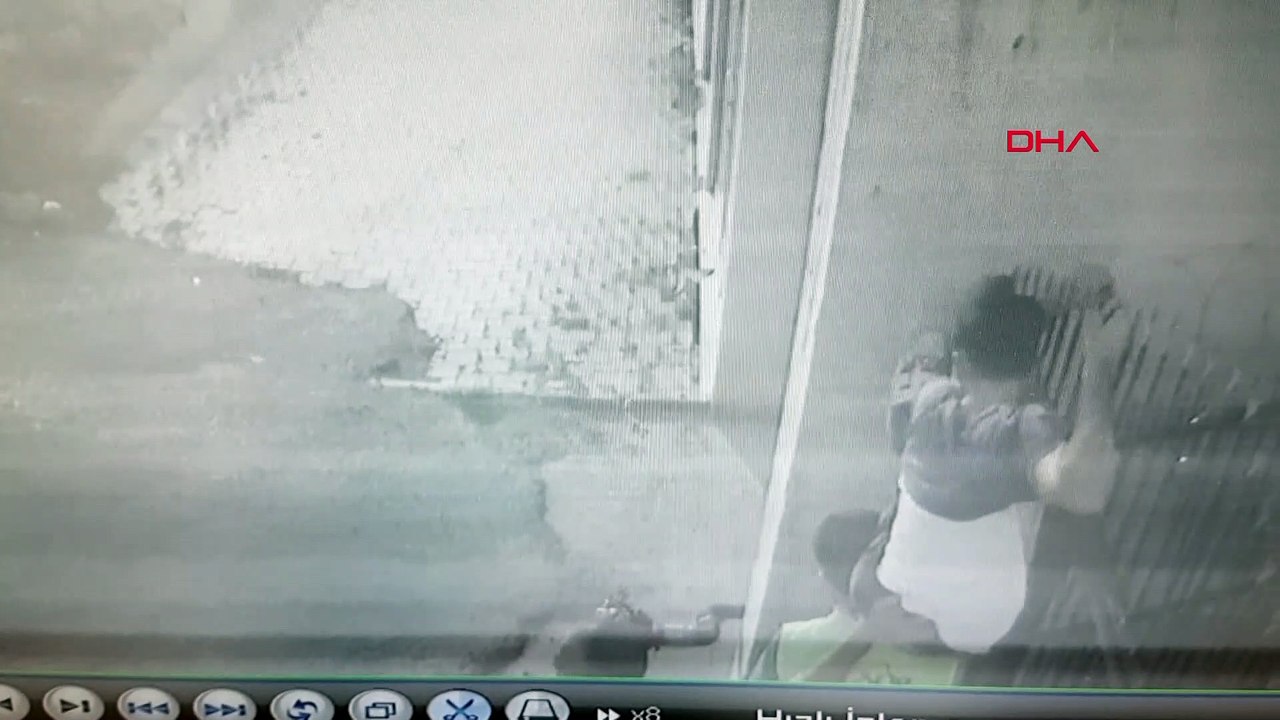 Esenyurt’ta kapıdan atlarken demir korkuluk koluna saplandı