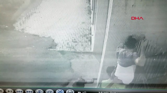 Esenyurt’ta kapıdan atlarken demir korkuluk koluna saplandı