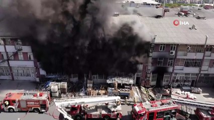 Başakşehir’de plastik ham madde fabrikasında yangın havadan görüntülendi