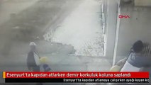Esenyurt'ta kapıdan atlarken demir korkuluk koluna saplandı