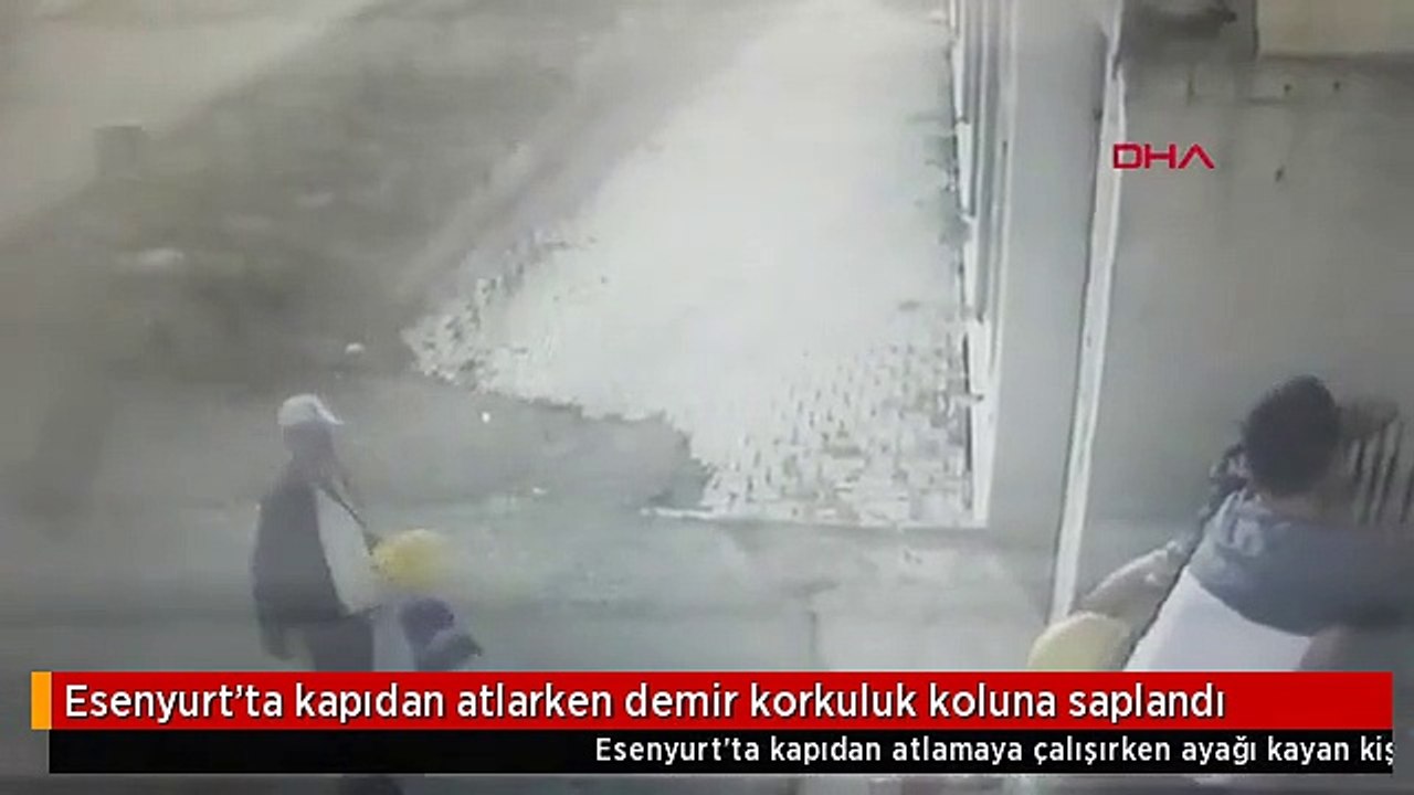 Esenyurt'ta kapıdan atlarken demir korkuluk koluna saplandı