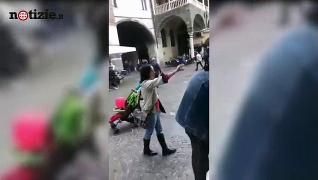 Padova, insulti e sputi al banchetto della lega: Siete la vergogna di questo Paese | Notizie.it