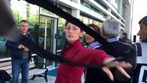 43 ay hapis cezası bulunan kadın, adliyede gazetecilere çantasını fırlattı