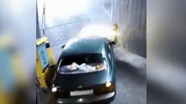 Nunca viste una locura igual en un parking: épica pelea con la barrera