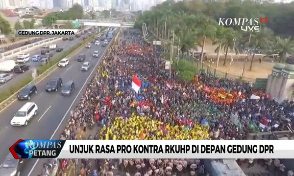 Aksi Unjuk Rasa Pro Kontra RUU KUHP di Depan Gedung DPR