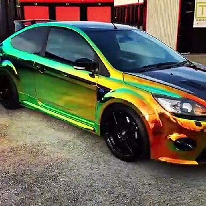 La peinture de cette voiture change de couleur selon l'axe