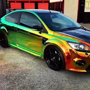 La peinture de cette voiture change de couleur selon l'axe du regard ! Ford Focus Tuning