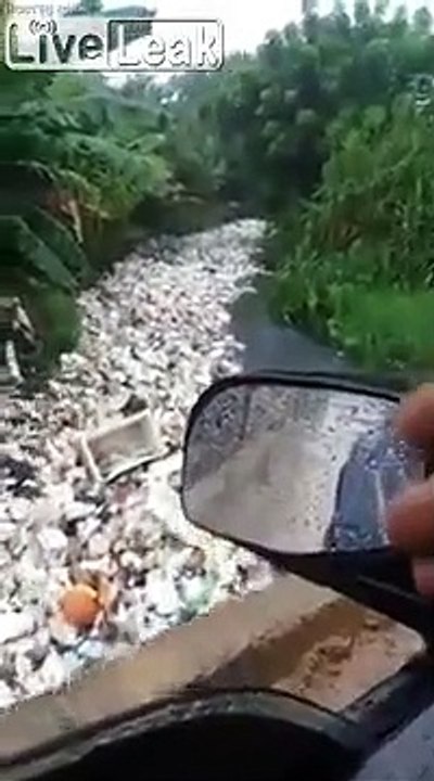 Cette pollution de rivière fonce dans l'océan en république dominicaine !