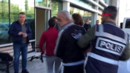 Samsun 43 ay hapis cezası bulunan kadın, adliyeye sevk edilirken gazetecilere çantasını fırlattı