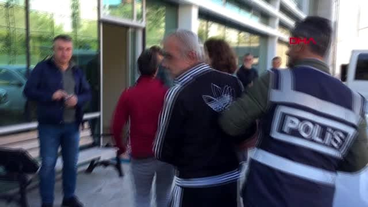 Samsun 43 ay hapis cezası bulunan kadın, adliyeye sevk edilirken gazetecilere çantasını fırlattı