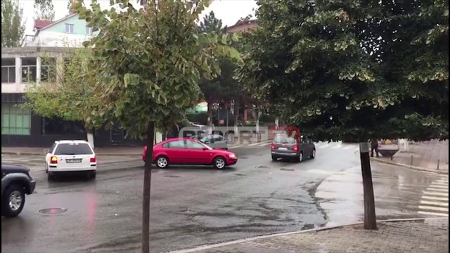 Report TV - Stuhi me erë dhe reshje të forta shiu në Kukës, mbushet Fierza
