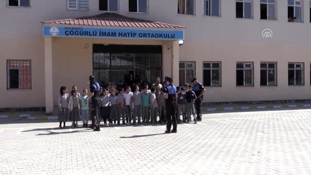 Polisler çocukları sinemayla buluşturdu - MUŞ