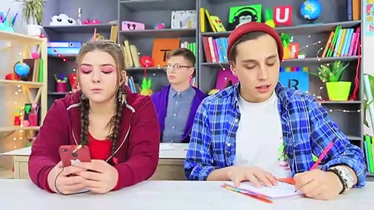 9 Weird Ways To Sneak Gadgets Into Class School Pranks And Life Hacks (2)