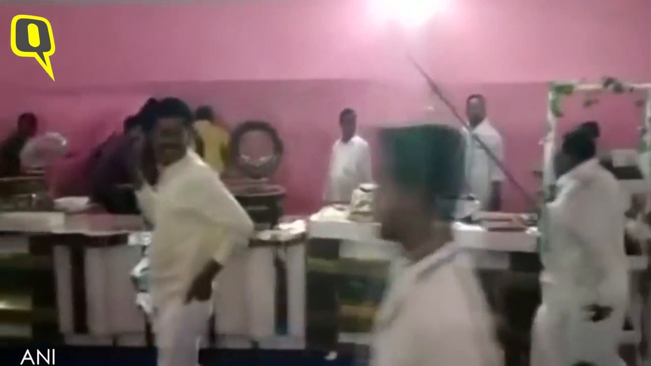 Tej Pratap की शादी में खाने पर टूटे लोग