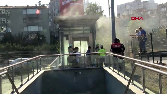 Zincirlikuyu metrobüs durağında evsizlerin eski eşyaları yandı