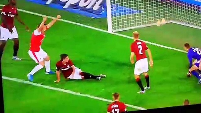 'Prag derbisi'nde ilginç anlar: Kalçasıyla kendi kalesine gol attı