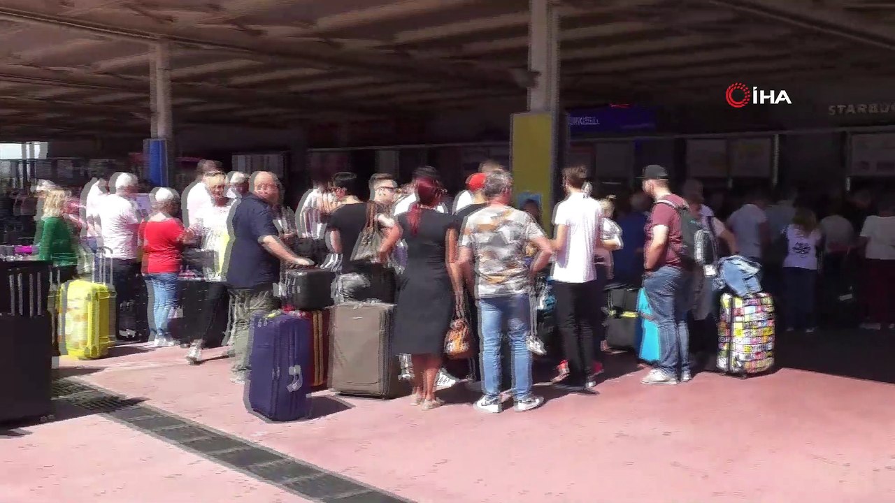 Dünyanın En Büyük Seyahat Şirketi İflas Etti, Antalya Havalimanı’nda Kuyruk Oluştu