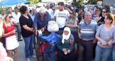 Yaşlı kadın, ölen eşinin kuklasıyla düğün konvoyunun önünü kesti