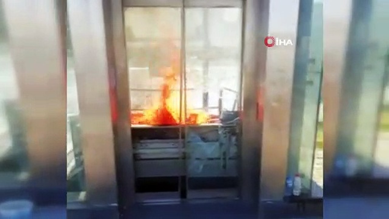 Zincirlikuyu metrobüs durağındaki asansör alev alev böyle yandı