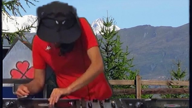 PILA estate 2019 Gianni Cenerino Dj mixa vinili con mixer rotary