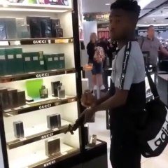 Voici un qui ne se casse pas la tête pour s'acheter du parfum... La bonne astuce
