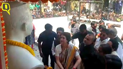 प्रियंका गांधी ने वाराणसी के रामनगर में लाल बहादुर शास्त्री की मूर्ति पर फूल चढ़ाए