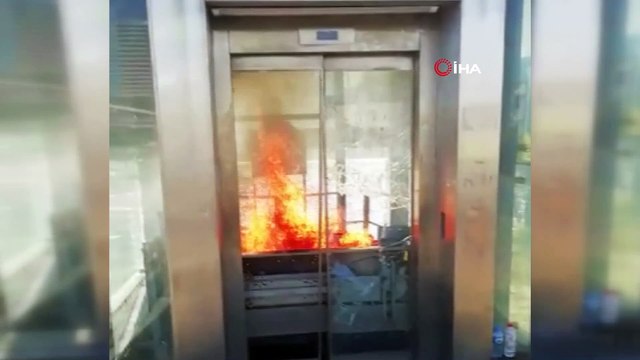 Zincirlikuyu metrobüs durağındaki asansör alev alev böyle yandı