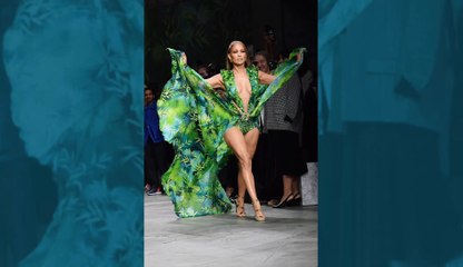 Jennifer Lopez fait sensation à Milan en défilant à nouveau avec sa robe «jungle» ultra sexy de Versace