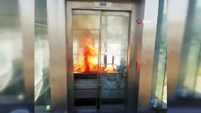 Zincirlikuyu metrobüs durağındaki asansör yandı